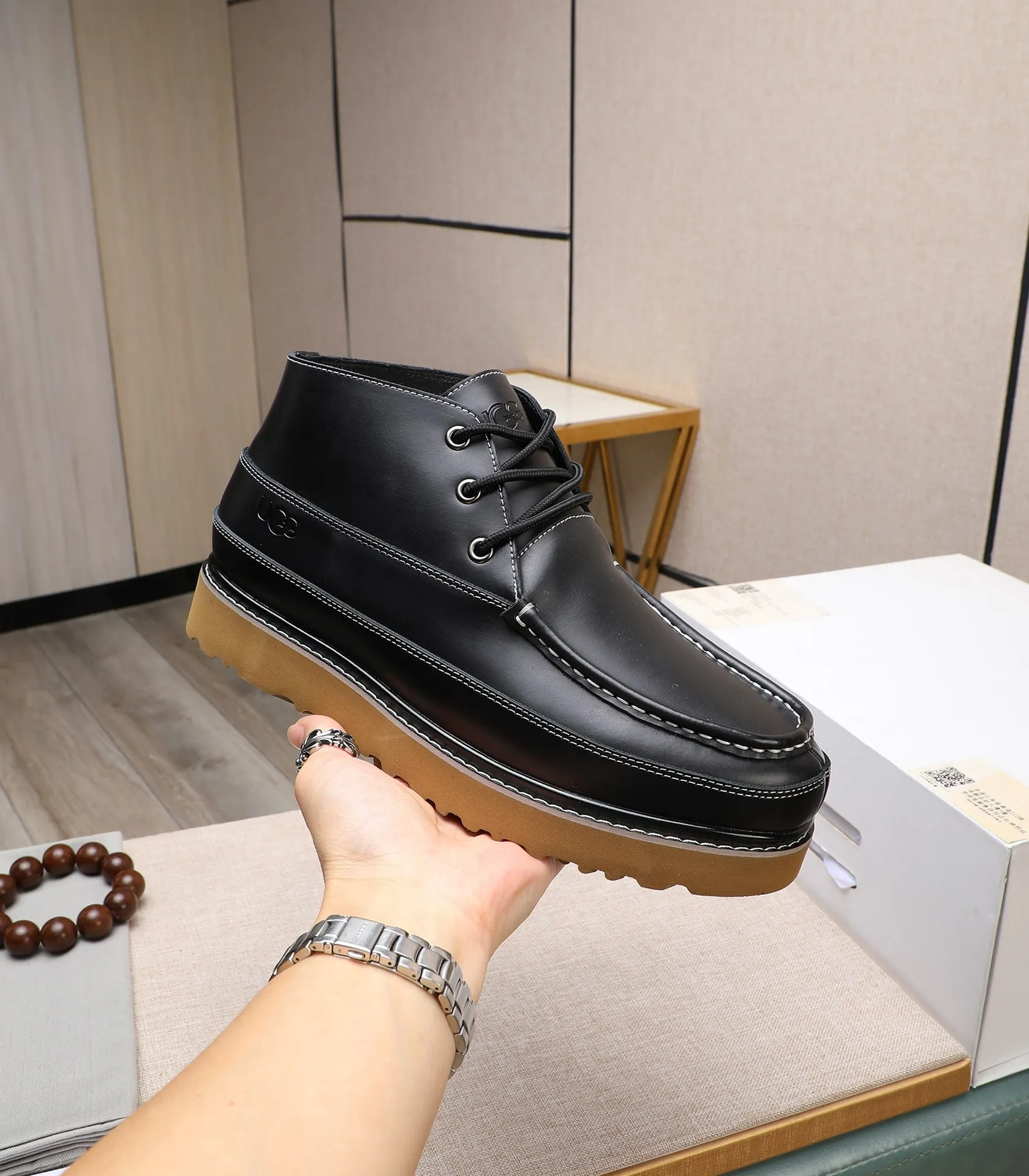 Men's shoes 💰600 (full genuine wool lining, 10% off for fake ones) Please note the quality of the original item and compare the thickness of the wool 🏮🏮 Popular UGG from Australia's warm luxury brand men's shoes, the official website is synchronized, Beckham men's style..., made of imported top-layer waxed cowhide, waxed toe cap, Australian real wool velvet lining Carefully sewn...Imported rubber Martin boots outsole (comfortable, soft, wear-resistant) The quality is really great...Exquisite workmanship, you can't put it down at first sight, size 38-44 (customized in 45)